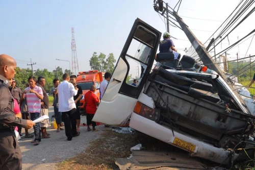 Thái Lan: Xe du lịch đâm thẳng vào cột điện, 18 người thương vong