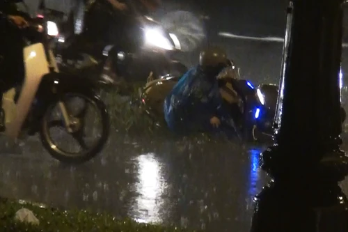 Hố rộng 1,5m xuất hiện cửa ngõ sân bay Tân Sơn Nhất, nhiều người vấp ngã