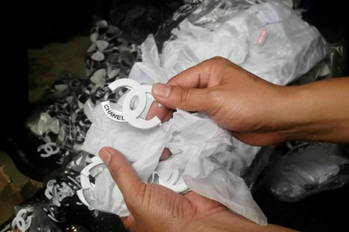 Phát hiện hàng nghìn phụ kiện giả nhãn hiệu Chanel