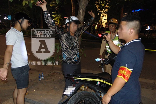 [ẢNH] Sát cánh cùng Cảnh sát 141 trong đêm 'giao thời' cuối tuần ở phố đi bộ