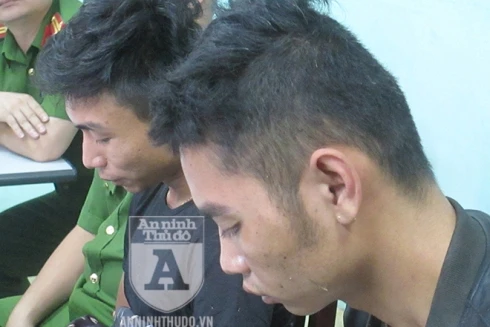 [ẢNH] Khoảnh khắc "độc" khi 2 nghi phạm sát hại nam sinh chạy "xe ôm" Grab bị dẫn giải