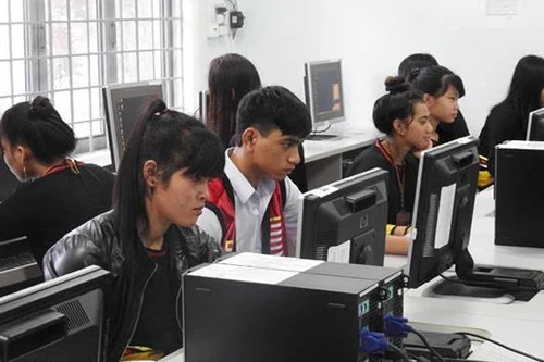 Tặng 21 máy tính cho Trường dân tộc nội trú Gia Lai