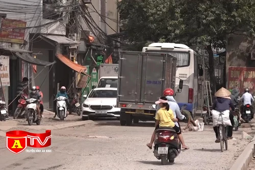 Tuyến đường liên xã ở huyện Thanh Trì xuống cấp nghiêm trọng