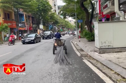 Xe ba bánh vẫn ngang nhiên hoạt động các tuyến phố của Thủ đô