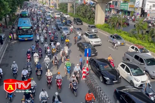 Triển khai dải phân cách cứng trên đường Nguyễn Trãi, phương tiện vẫn vô tư trộn dòng