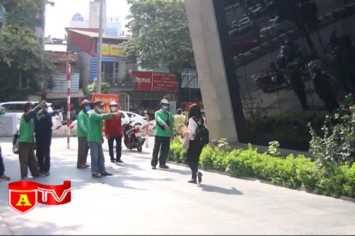 Giải pháp nào với tình trạng xe ôm tụ tập đón khách trước ga Cát Linh- Hà Đông?