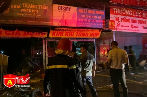 Cháy 3 nhà liền nhau trên phố Nhân Hoà