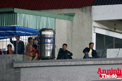 Bị cấm vào sân, CĐV Hải Phòng leo lên nóc nhà xem V-League