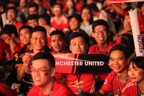Fan M.U tại Việt Nam "quẩy" tưng bừng với 2 huyền thoại Quỷ đỏ