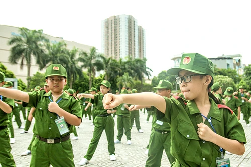 [ẢNH] Các "chiến sỹ" nhí hăng say tập võ trên thao trường