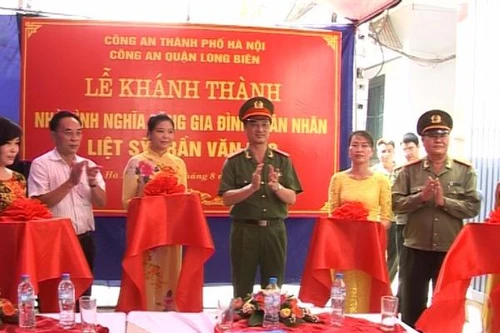 Khánh thành và trao nhà tình nghĩa cho các gia đình chính sách trong lực lượng CAND