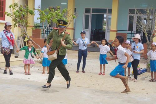 Thú vị hình ảnh nữ PV Báo ANTĐ chơi trò mèo đuổi chuột cùng học sinh đảo Lý Sơn