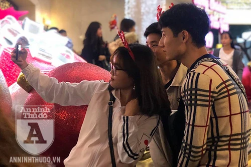 [Ảnh] Hàng vạn người đổ ra đường mừng Giáng sinh an lành