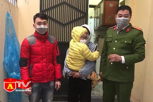 Lan tỏa hình ảnh đẹp về thiếu tá Công an dũng cảm cứu người khỏi đám cháy