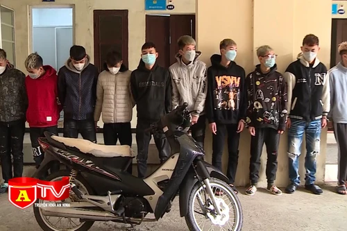 Mâu thuẫn trên mạng, đánh nhầm người đi đường rồi cướp tài sản