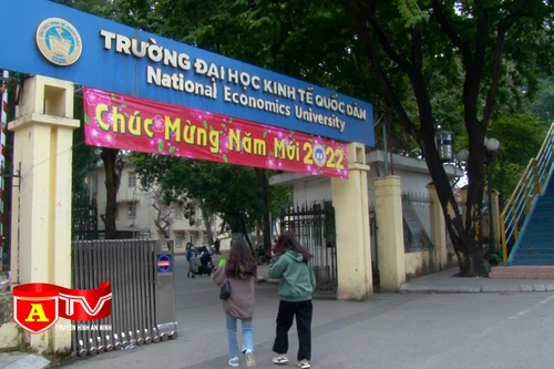 Hà Nội: Sinh viên đại học trở lại giảng đường