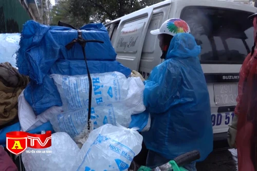 Người lao động chật vật mưu sinh trong giá rét