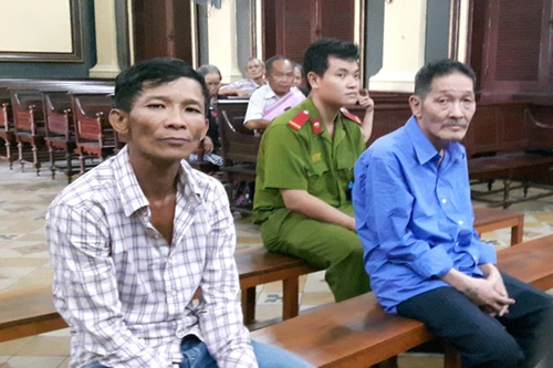 Người cầm dao, kẻ dùng chai bia vỡ, hàng xóm 'xử nhau'