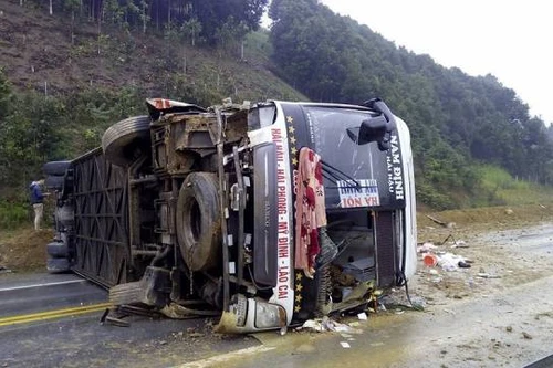 Cao tốc Nội Bài- Lào Cai: Xe khách lật ngang, 1 người bị thương