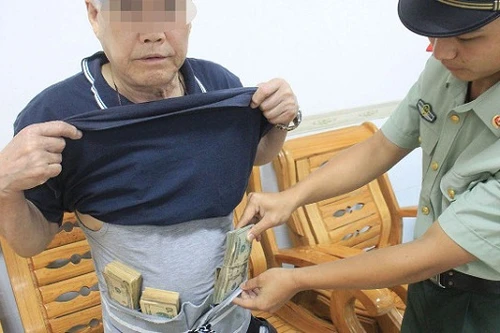 Bị bắt khi mang lậu 74.000 USD từ Thâm Quyến sang Hồng Kông
