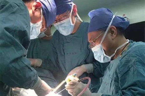 Trung Quốc: Phi kéo vào đầu con gái vì mải chơi không làm bài