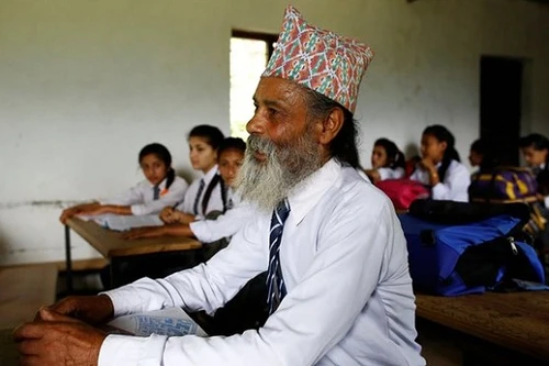 Nepal: Cụ ông 68 tuổi vẫn tới trường học