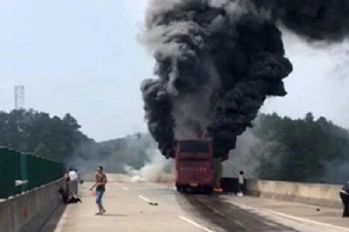 Trung Quốc: Cháy xe khách, 30 người thiệt mạng