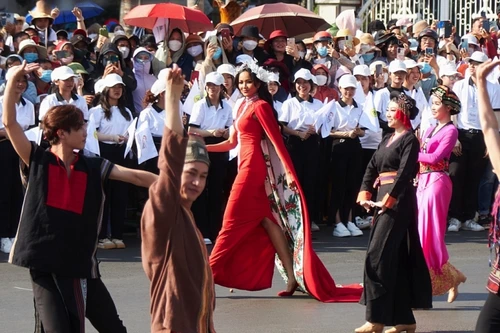 H'hen Niê tiết lộ lý do hay mặc đi mặc lại trang phục thổ cẩm