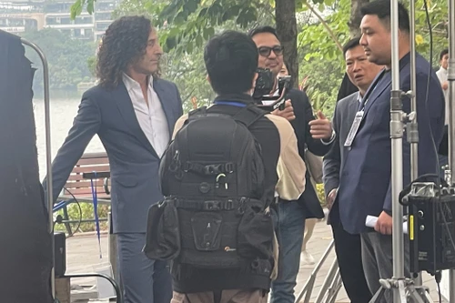 "Huyền thoại saxophone" Kenny G bất ngờ xuất hiện tại Hồ Gươm