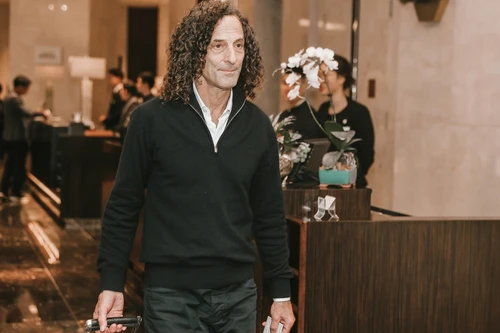 Kenny G đã tới Hà Nội, bỏ ngỏ khả năng trình diễn 1 bản dân ca Việt Nam