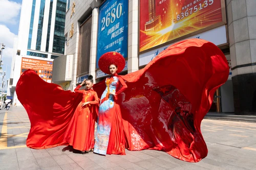 Nhà thiết kế Thạch Linh mang áo dài bản đồ Việt Nam ra thế giới