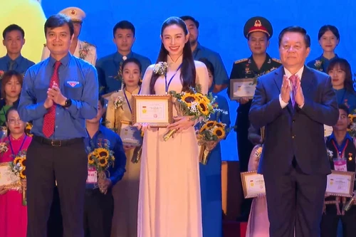 Hoa hậu Thùy Tiên nhận bằng khen tại lễ tuyên dương "Thanh niên tiên tiến làm theo lời Bác"