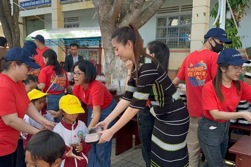 Hoa hậu Lương Thùy Linh đội mưa gió lên vùng cao làm từ thiện