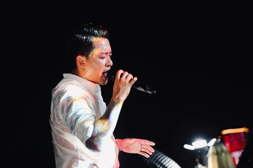 Tuấn Hưng phấn khích khi lần đầu tiên được đứng hát giữa vịnh Hạ Long