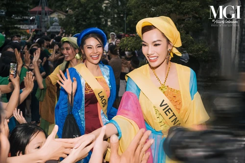 Hoa hậu Lê Hoàng Phương nhận cơn mưa lời khen "chủ nhà tuyệt vời và hoàn hảo"