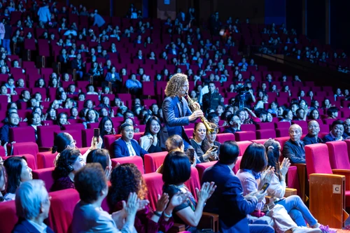 Clip Kenny G nói tiếng Việt cực "đỉnh" khiến 4000 khán giả Hà Nội phấn khích