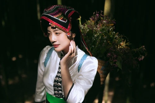 Ca sĩ Thu Hằng gây ấn tượng với MV hát về hoa ban Tây Bắc