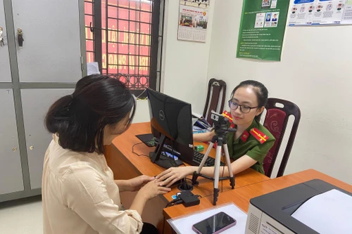 Nữ cảnh sát khu vực làm nhiệm vụ "xuyên" đại dịch Covid-19 và may mắn chưa một lần nhiễm dịch 