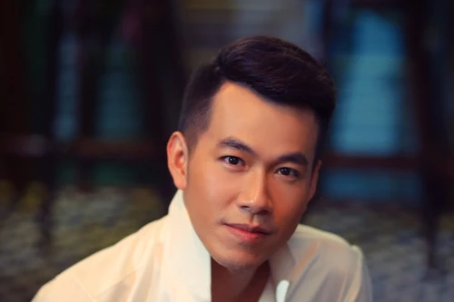 Ca sĩ Hồ Trung Dũng nói về dòng chữ bí ẩn viết dưới album riêng