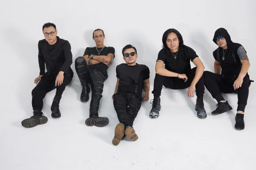 Ban nhạc Bức Tường ra MV có bối cảnh quay sâu 15m trong lòng đất