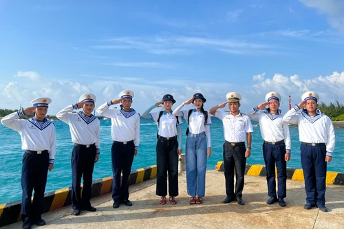 Hành trình đến thăm quần đảo Trường Sa của Hoa hậu Đoàn Thiên Ân và Đỗ Thị Hà