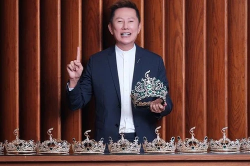 Sau cuộc "khẩu chiến" với fans sắc đẹp Việt, Chủ tịch "Hoa hậu Hòa bình quốc tế" nói gì khi đến Việt Nam?