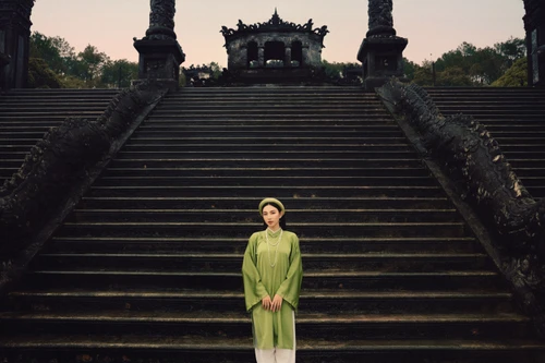 Hoa hậu Thùy Tiên tôn vinh vẻ đẹp của cổ phục Việt Nam