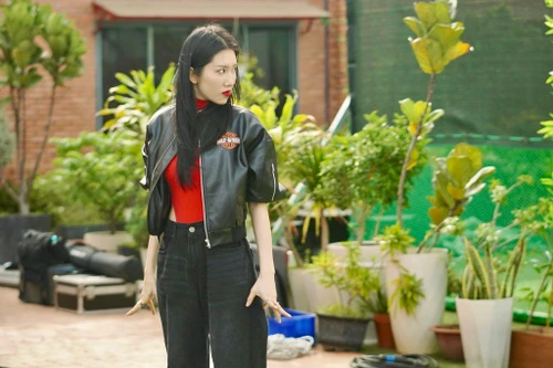 Thúy Ngân mạo hiểm bay từ độ cao 100m xuống nước