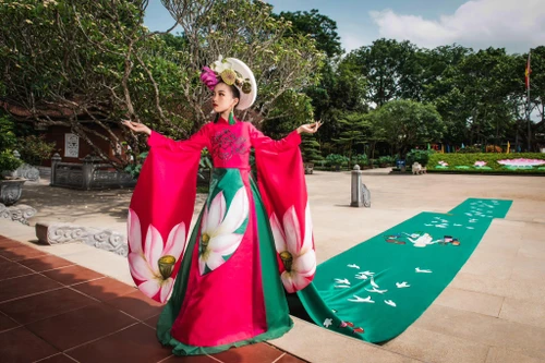 Cặp áo dài đặc biệt dài 20m trong bộ sưu tập "Sen - Kính dâng Người"