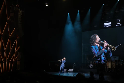  Kenny G cùng ban nhạc "cháy" hết mình trong đêm diễn thứ 2 tại Hà Nội