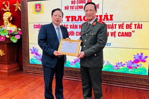 Nhà báo Tào Khánh Hưng giành giải Khuyến khích với tác phẩm "Lặng thầm bước chân"