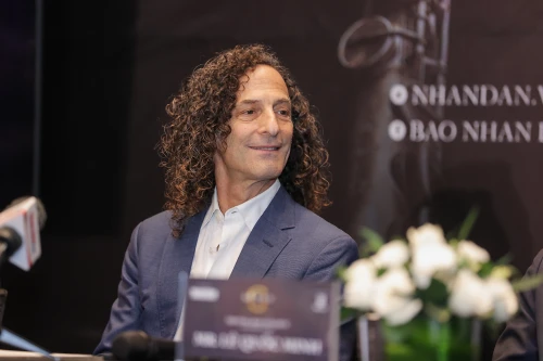  Kenny G ấn tượng với bản nhạc "Bèo dạt mây trôi", tiết lộ lý do giữ kiểu tóc xoăn lãng tử