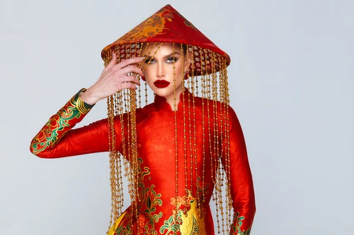 Đương kim "Hoa hậu Hòa bình Quốc tế" biến hóa với nón lá Việt Nam