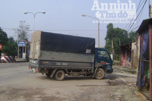 Cận cảnh ô tô chui đường làng, né trạm thu phí